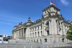 Historisches Reichstagsgebäude in Berlin mit wehenden deutschen Flaggen