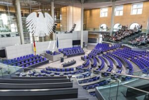 Blick in den Plenarsaal des Deutschen Bundestags mit Reichstagsadler