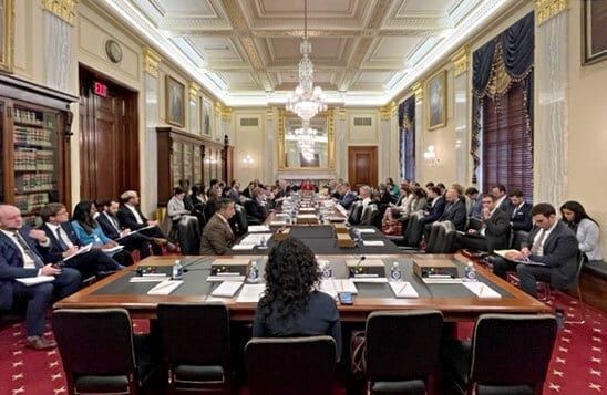 Großer Sitzungssaal mit dicht besetztem parlamentarischen Untersuchungsgremium
